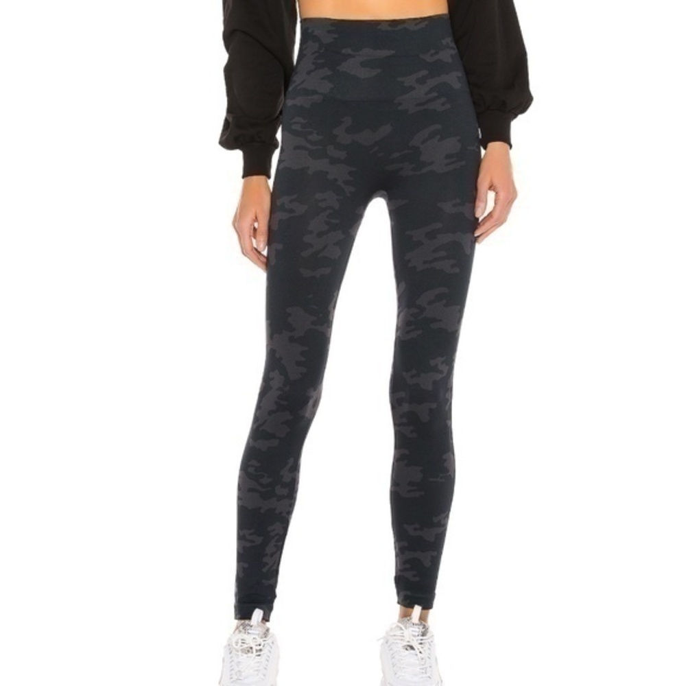 Spanx Look At Me Now Leggings Black Camo Seamless Size Small